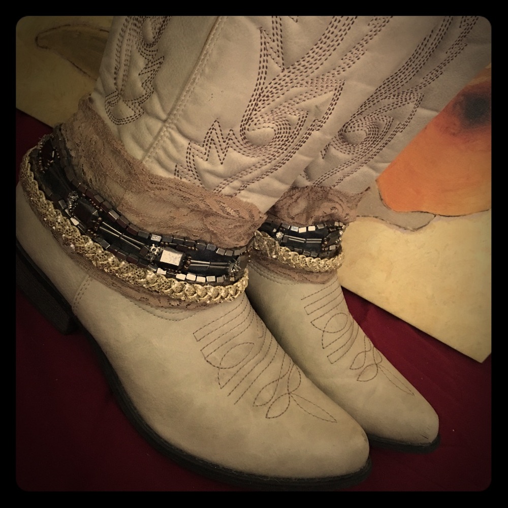 Coconut bling cowgirl boots. Size 8.5.